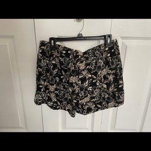 Old Navy patterned shorts size L